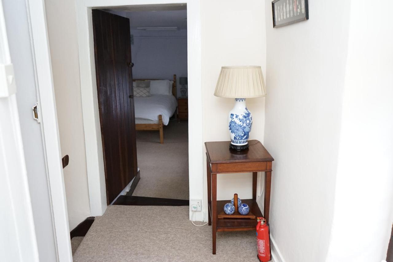 Character 2 Double Bedroom Cottage In Шафтсбъри Екстериор снимка