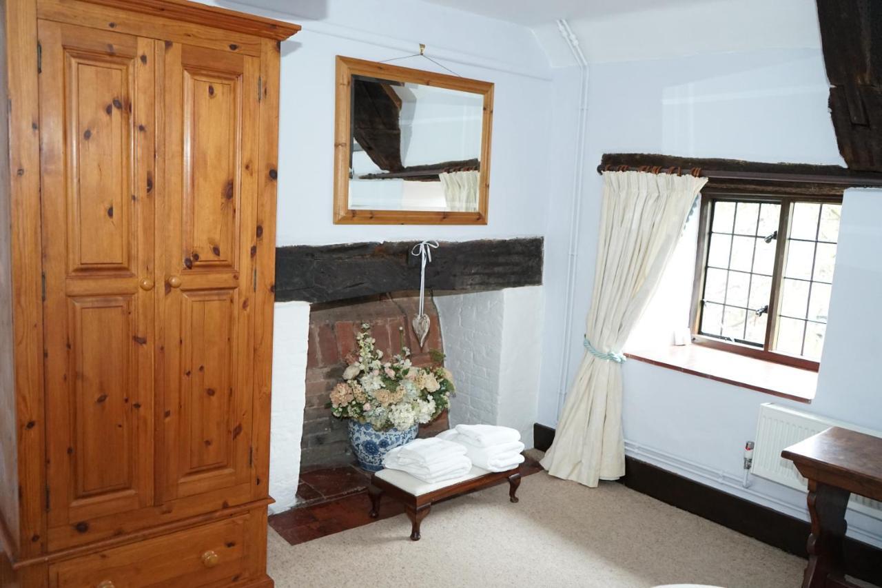 Character 2 Double Bedroom Cottage In Шафтсбъри Екстериор снимка