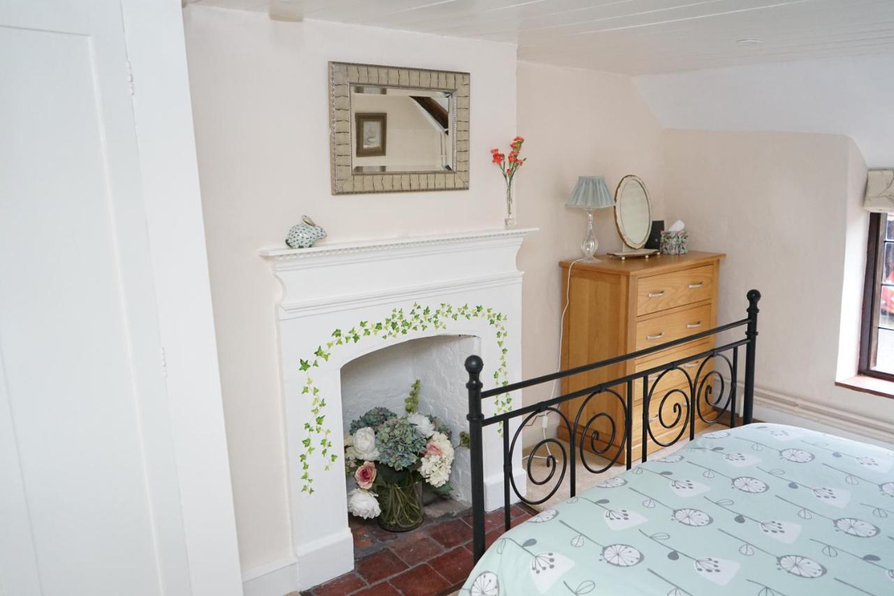 Character 2 Double Bedroom Cottage In Шафтсбъри Екстериор снимка