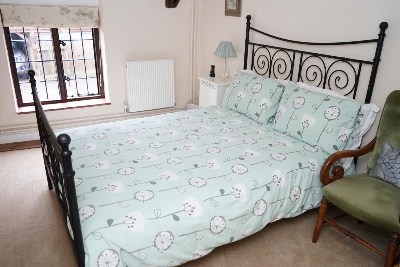Character 2 Double Bedroom Cottage In Шафтсбъри Екстериор снимка
