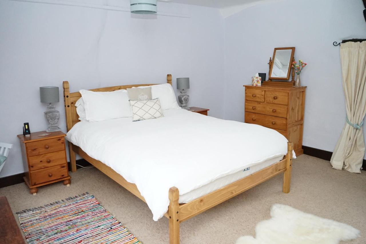Character 2 Double Bedroom Cottage In Шафтсбъри Екстериор снимка
