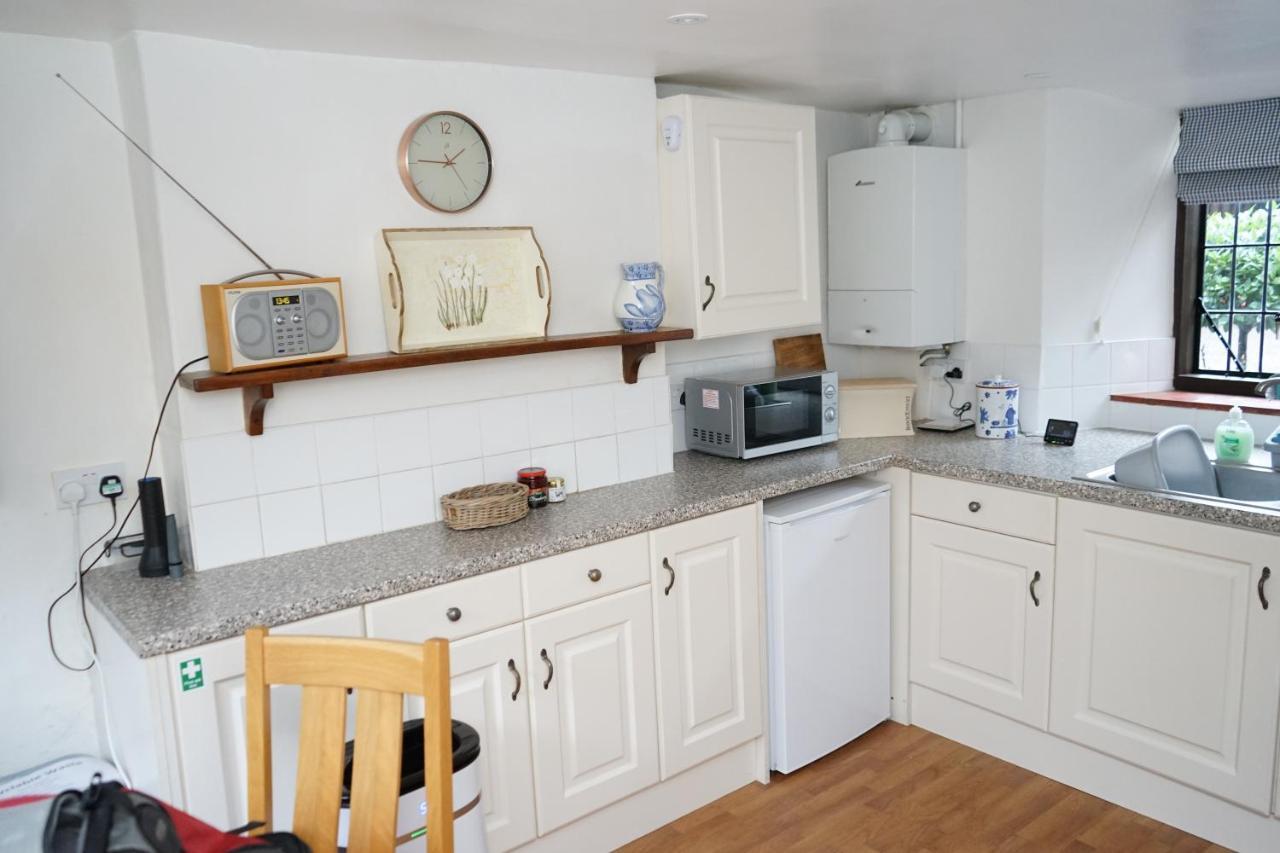 Character 2 Double Bedroom Cottage In Шафтсбъри Екстериор снимка