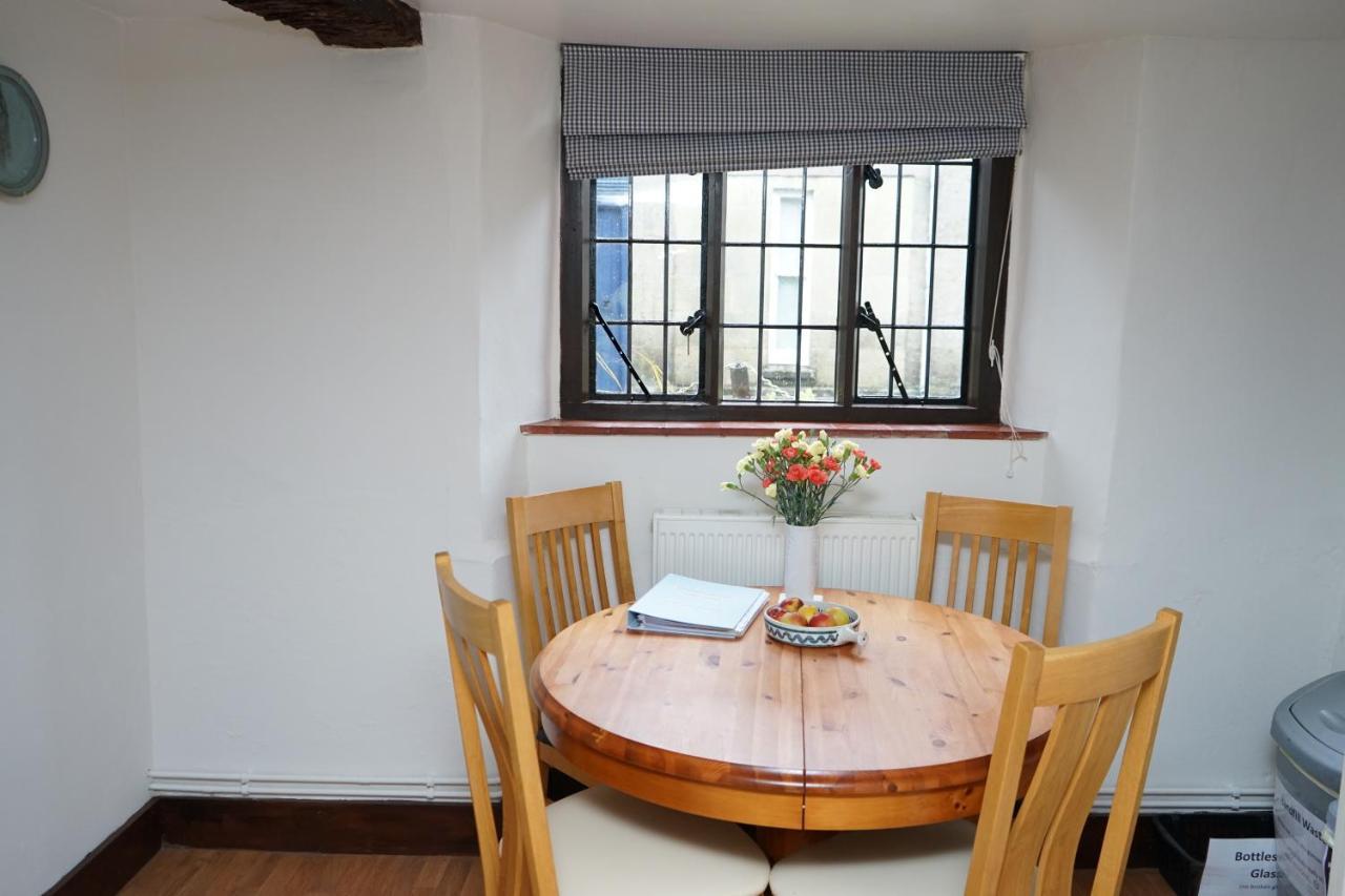 Character 2 Double Bedroom Cottage In Шафтсбъри Екстериор снимка