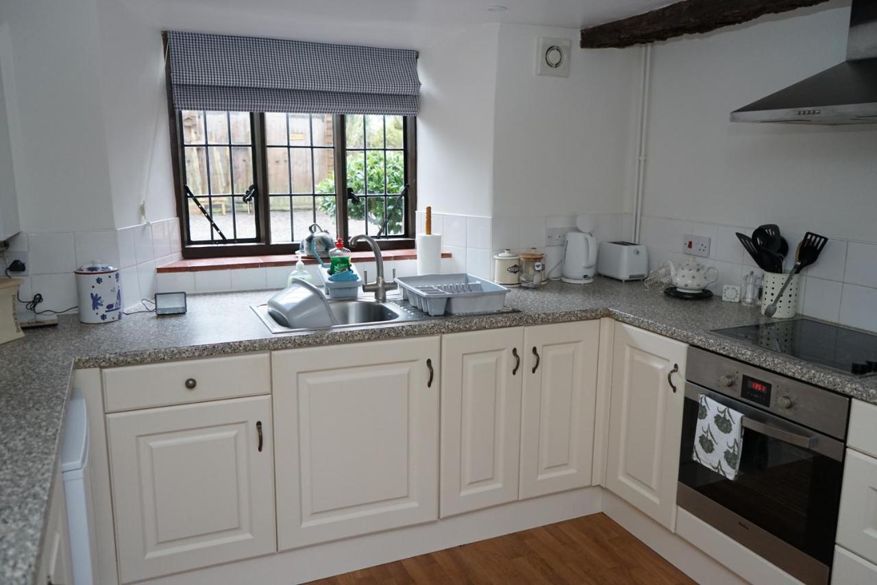 Character 2 Double Bedroom Cottage In Шафтсбъри Екстериор снимка